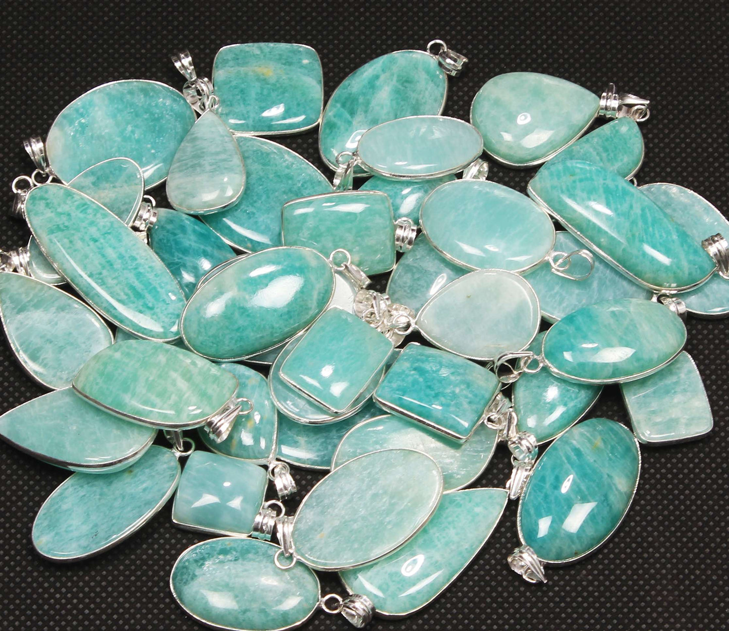 Pendentifs minimalistes en amazonite - Faits main, laiton plaqué argent, vente en gros