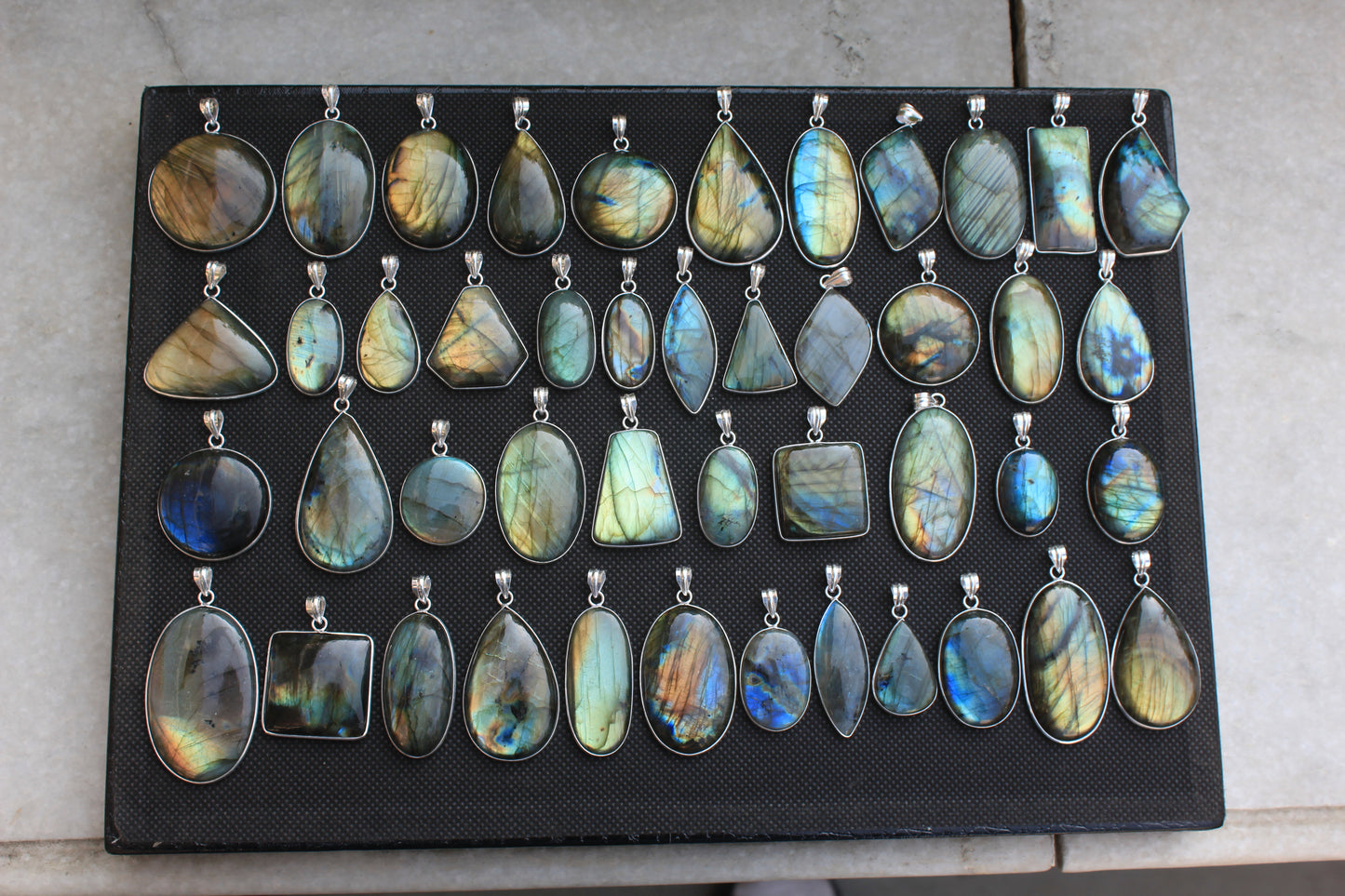 Pendentifs minimalistes en labradorite - Faits à la main, laiton plaqué argent, vente en gros