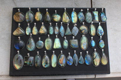 Pendentifs minimalistes en labradorite - Faits à la main, laiton plaqué argent, vente en gros