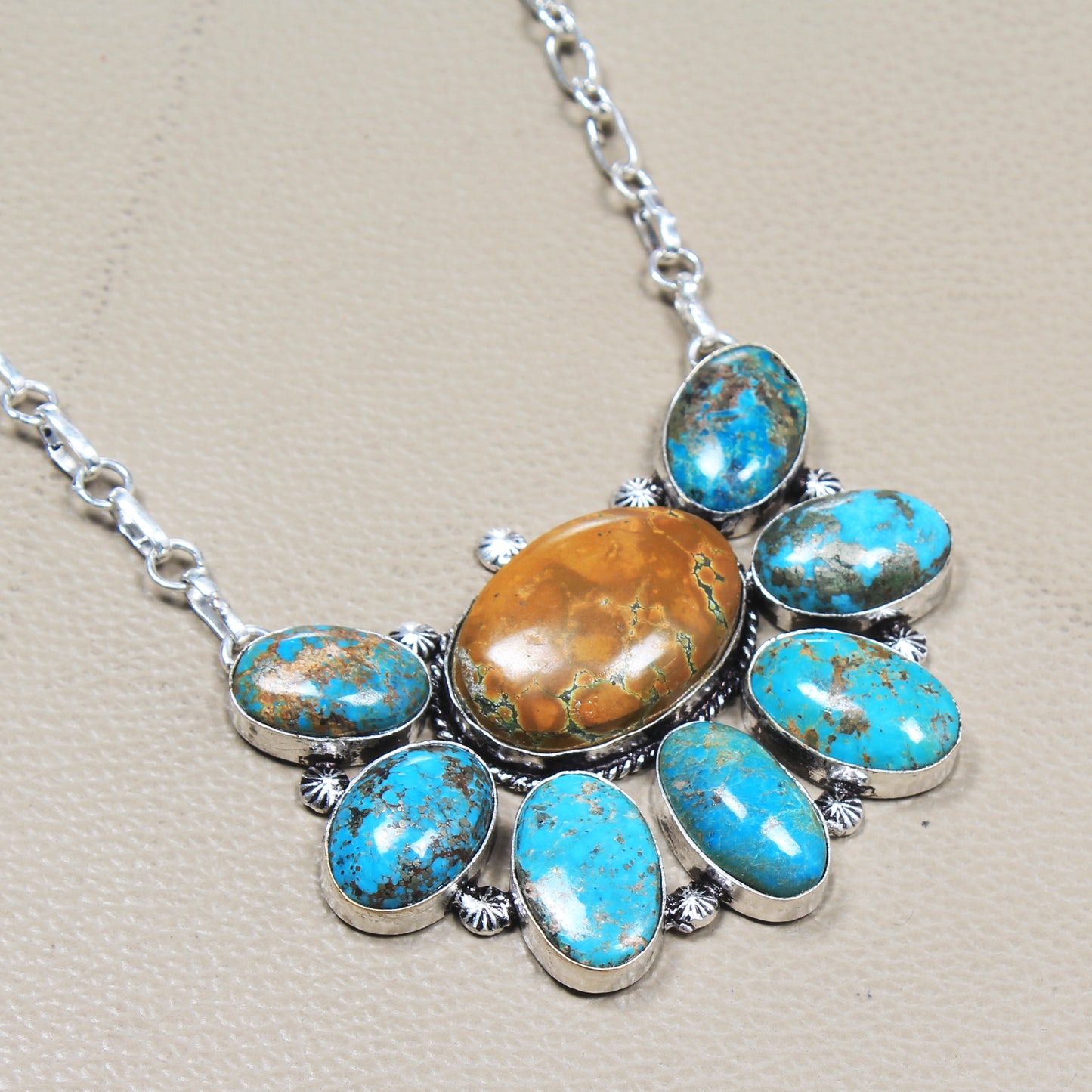 Collier Navajo en turquoise d'Arizona - Plaqué argent, fait main, pièce identique à celle présentée
