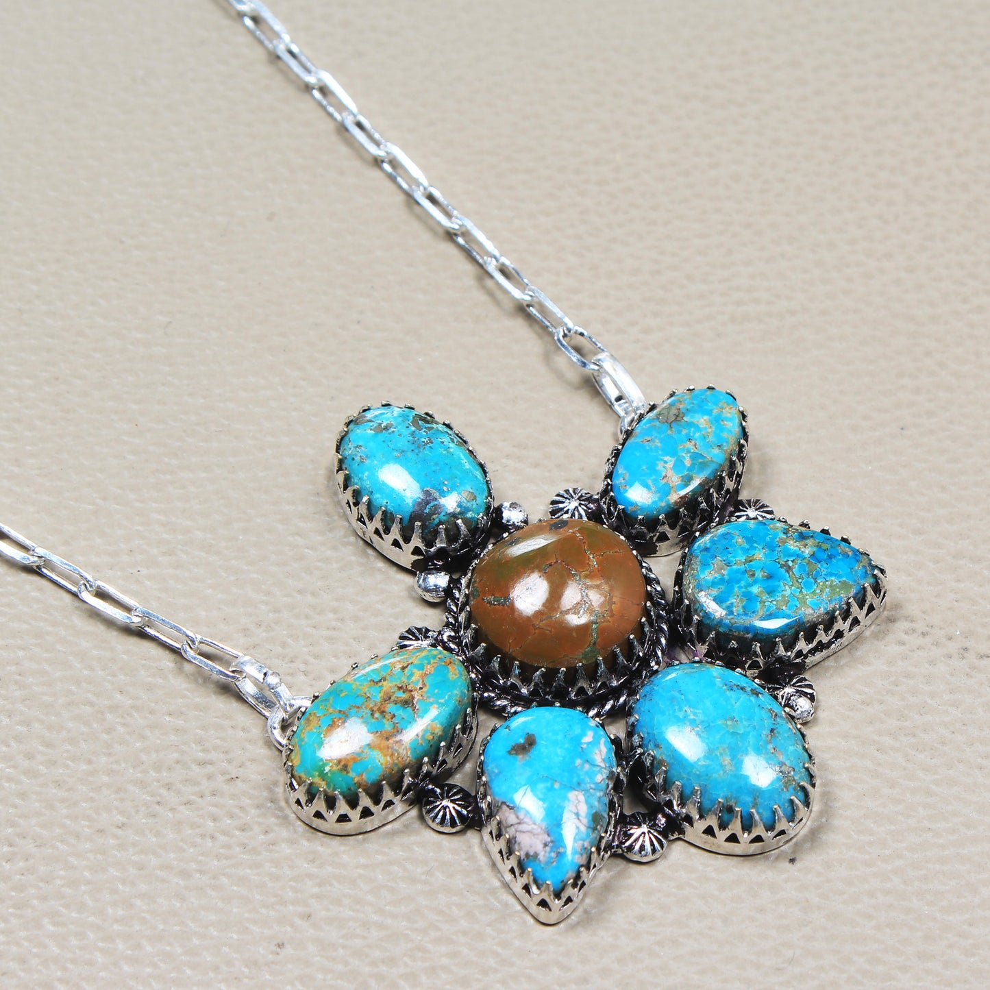 Collier Navajo en turquoise d'Arizona - Plaqué argent, fait main, pièce identique à celle présentée