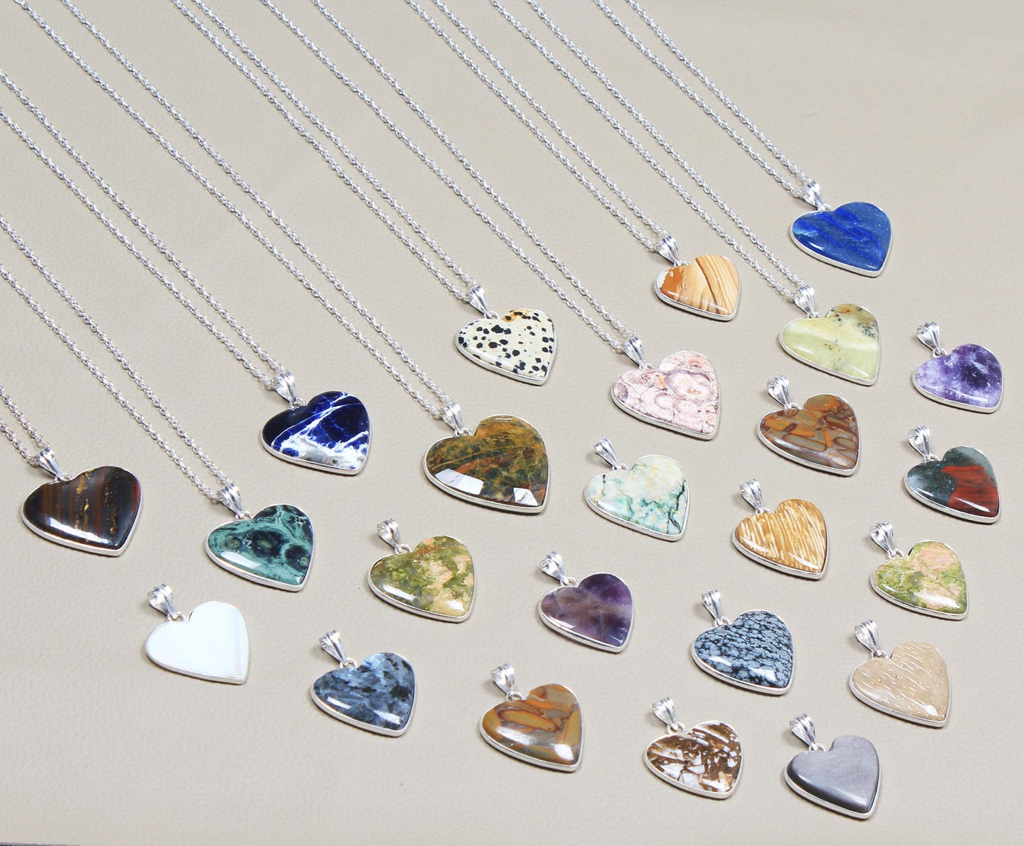 Collier avec pendentifs en cristal multicolores, bijoux en pierres précieuses assorties, pendentifs faits à la main pour femmes